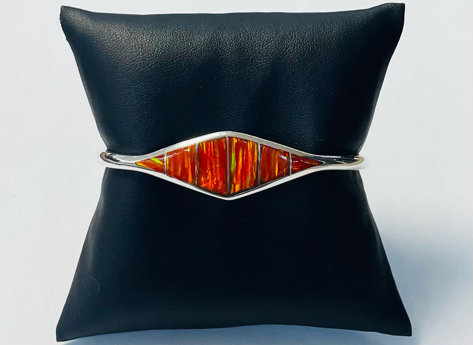 Brazalete con Opalo en Plata Ley 925, sello de autenticidad Plata Ley .925