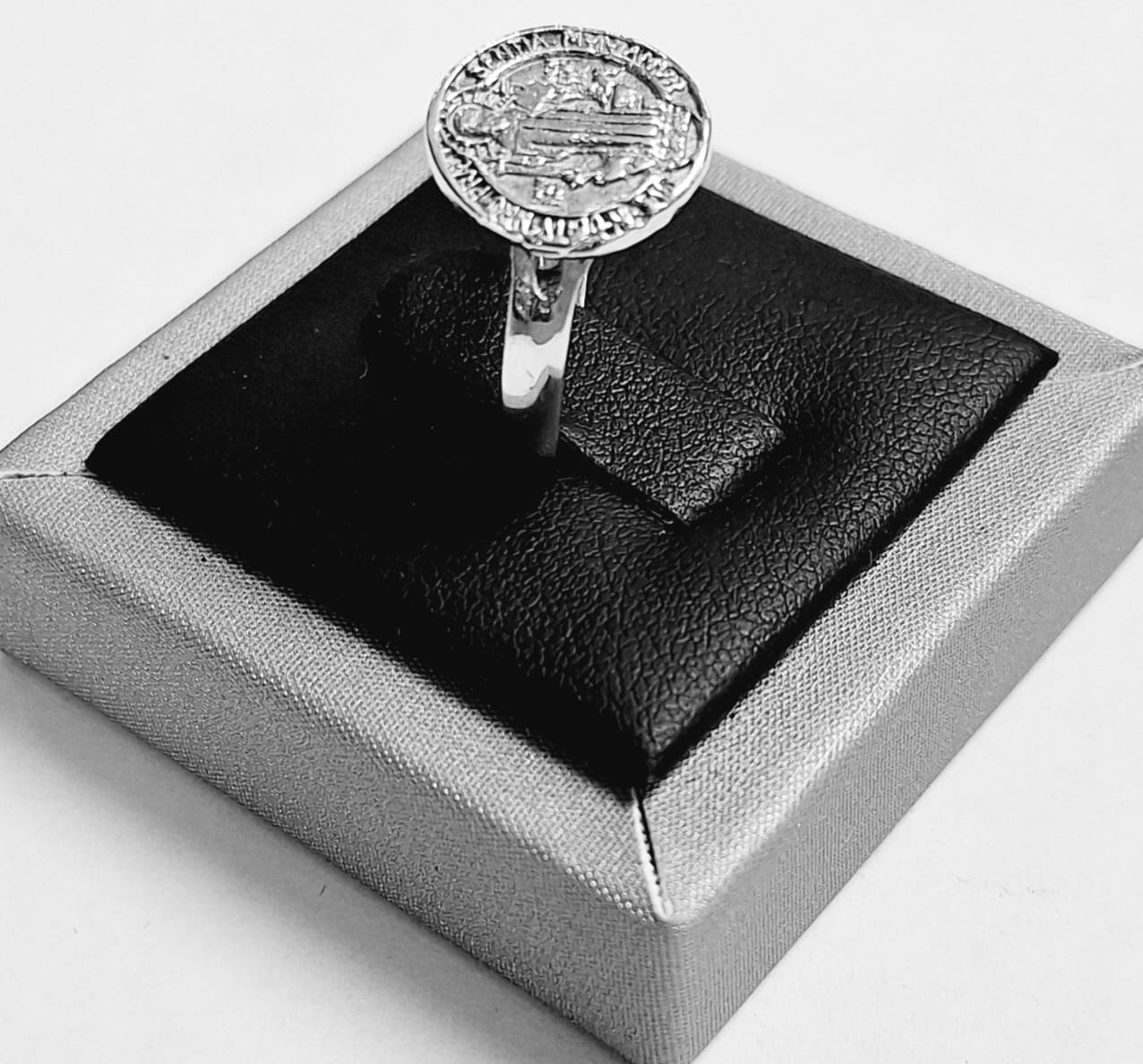 Anillo San Benito en Plata Ley 925, vista frontal