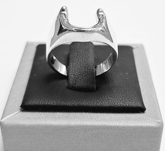 Sello de ley en el interior del anillo de herradura en plata ley 925
