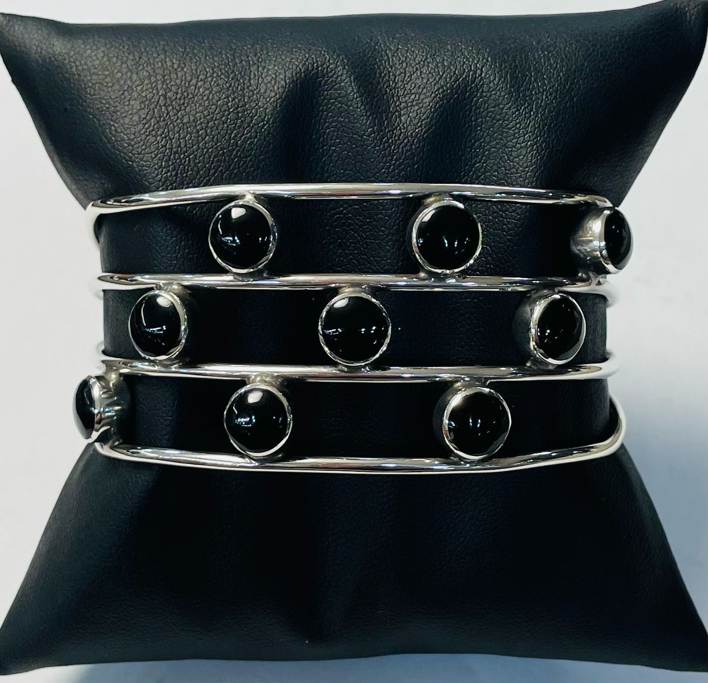 Brazalate con Obsidiana en Plata Ley 925, sello de autenticidad Plata Ley .925