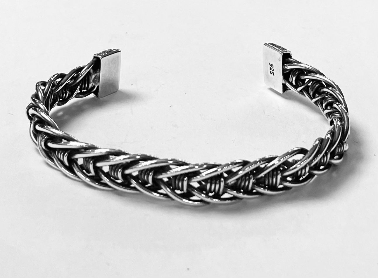 Sello de ley en el interior del brazalete en plata ley 925
