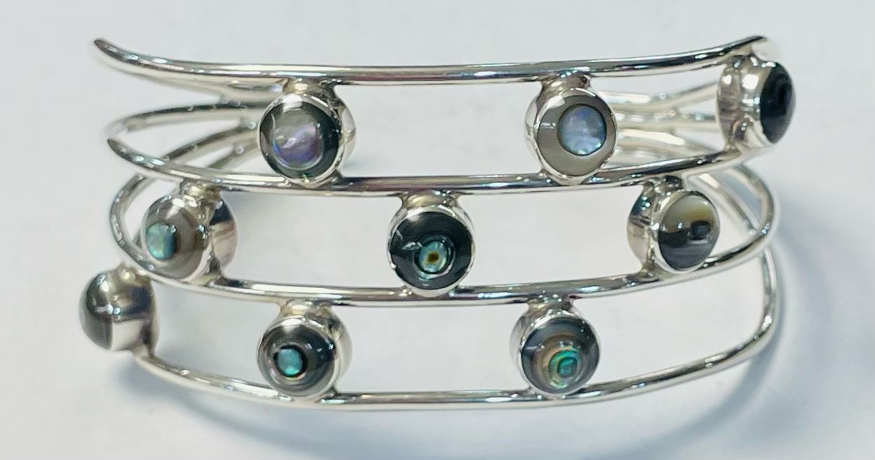 Sello de ley en el interior del brazalete con concha de abulon en plata ley 925