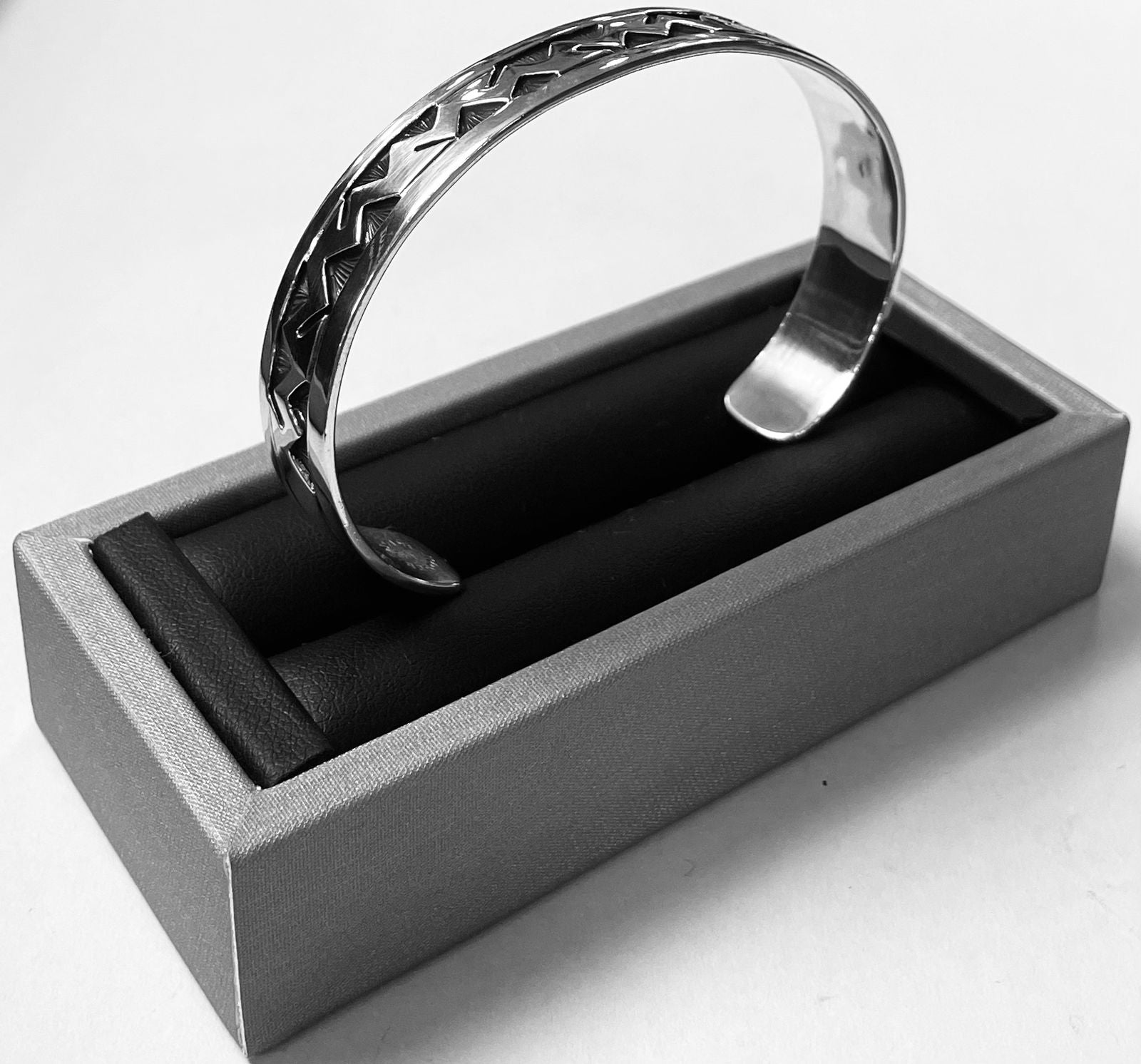 Brazalete Jopi en Plata Ley 925, sello de autenticidad Plata Ley .925