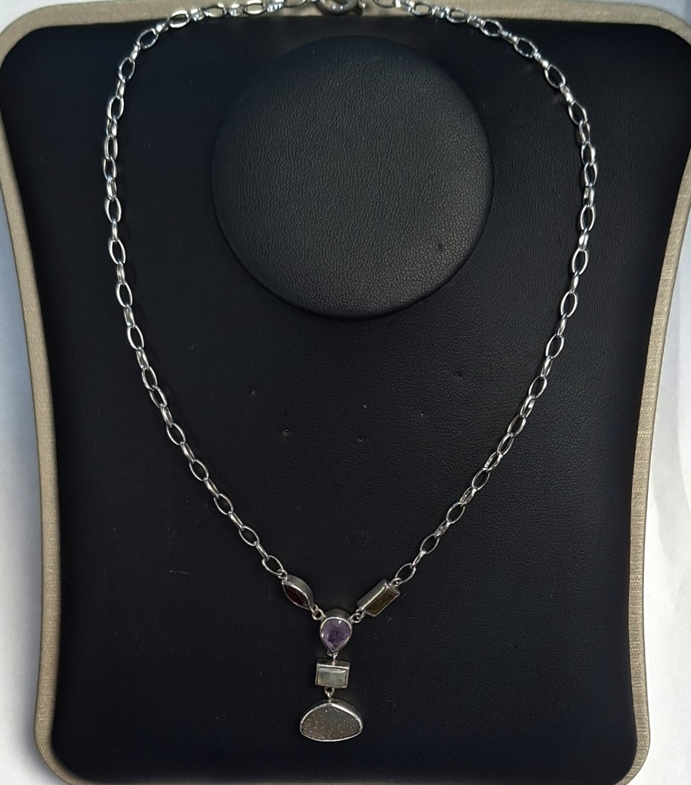 Collar con Incrustaciones de Amastista , Cuarzo y Granate en Plata Ley 925, sello de autenticidad Plata Ley .925