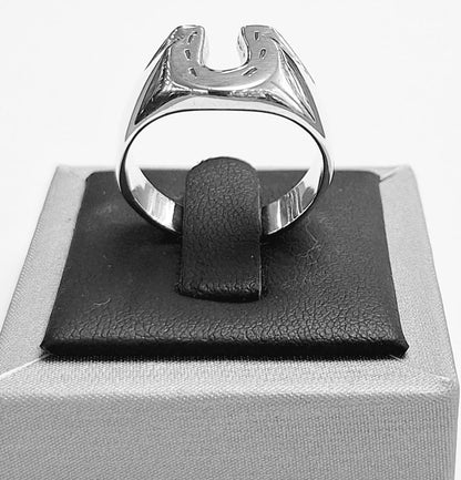 Sello de ley en el interior del anillo de herradura en plata ley 925