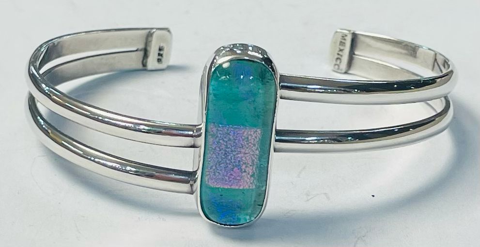 Sello de ley en el interior del brazalete con dicroico en plata ley 925