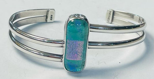 Sello de ley en el interior del brazalete con dicroico en plata ley 925