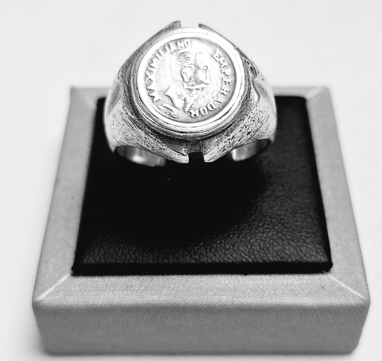Sello de ley en el interior del anillo mate moneda emperador maximiliano en plata 925