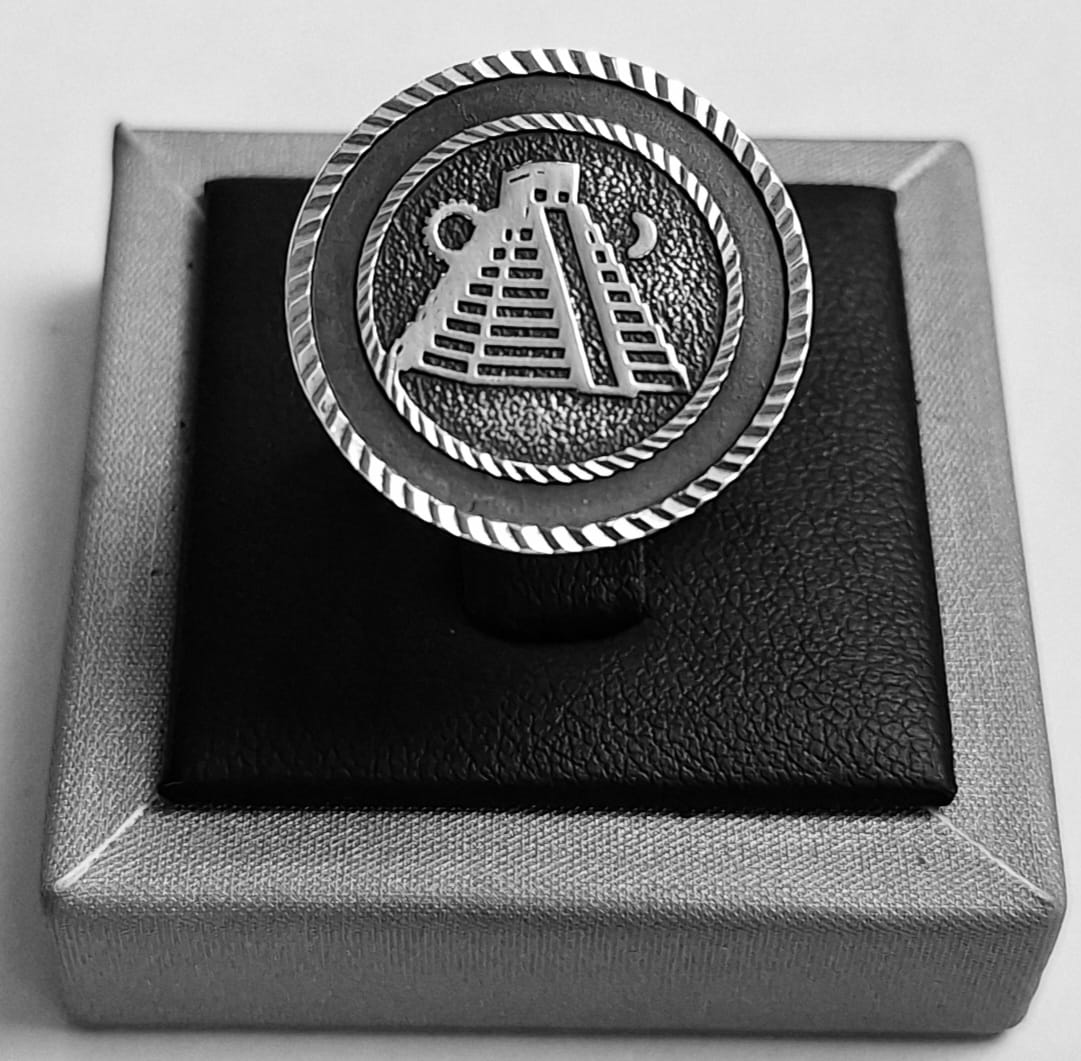 Sello de ley en el interior del anillo pirámide en plata 925