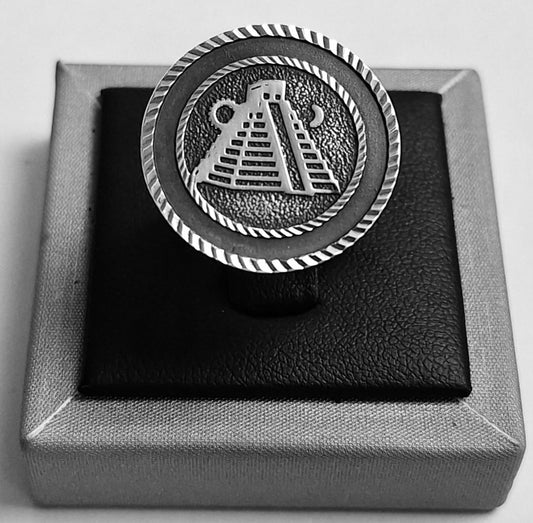 Sello de ley en el interior del anillo pirámide en plata 925