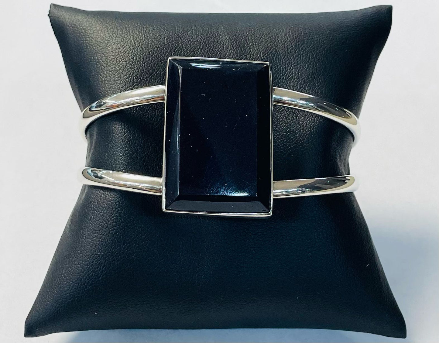 Brazalete en Plata Ley 925 con Obsidiana, vista frontal