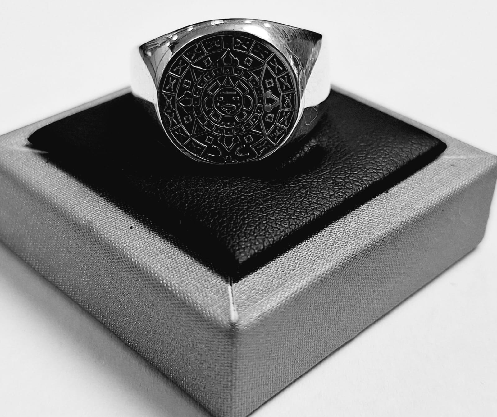Sello de ley en el interior del anillo calendario azteca en plata ley 925