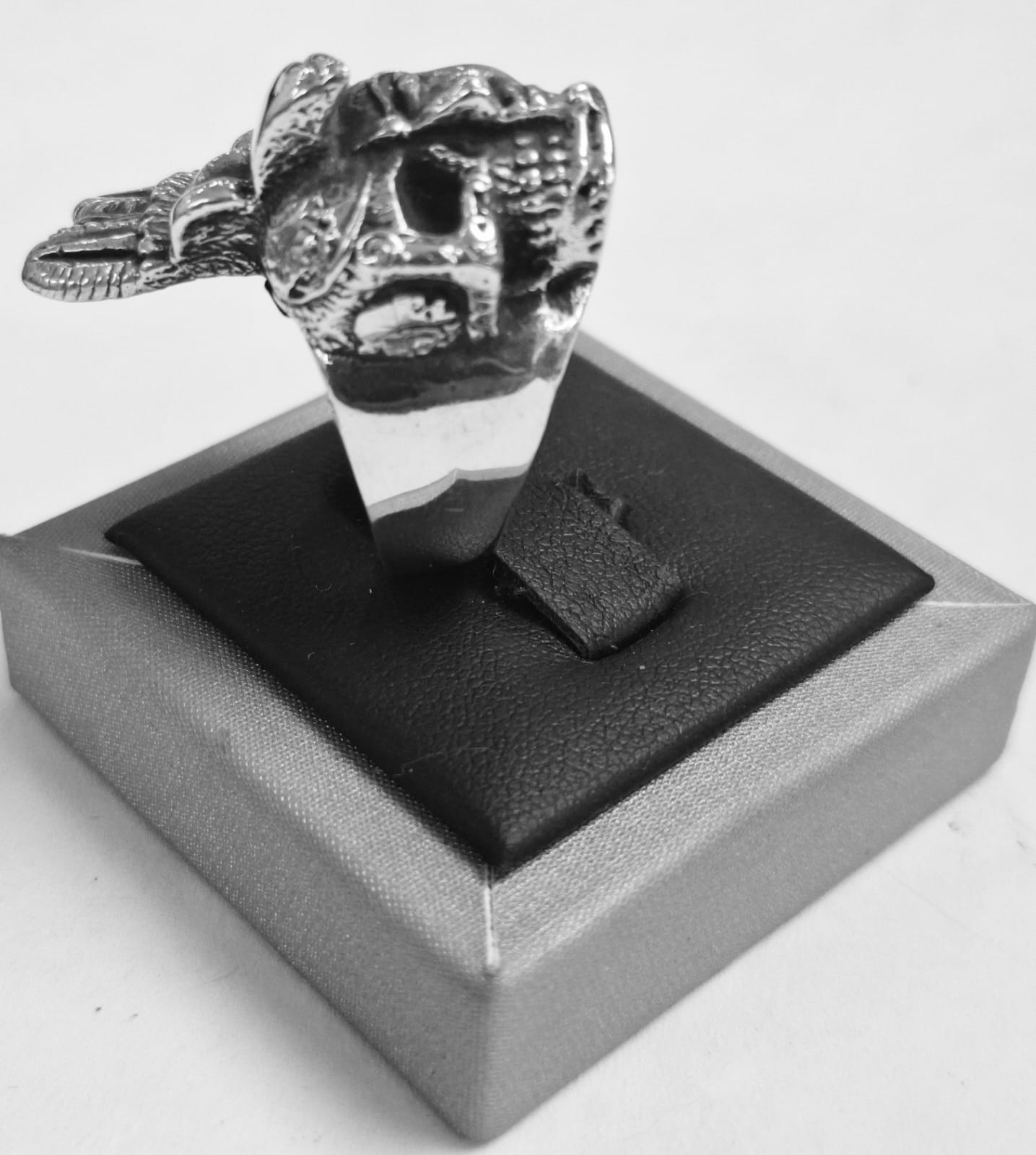 Anillo Guerrero Aguila Calavera en Plata Ley 925, vista frontal