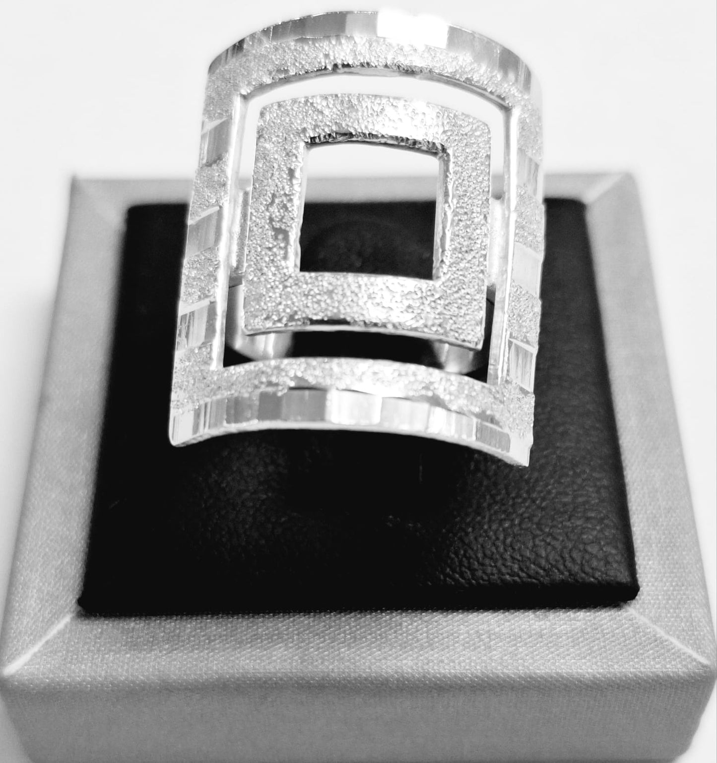 Sello de ley en el interior del anillo diamantada plata ley 925