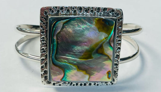 Sello de ley en el interior del brazalete en plata ley 925 con concha de abulon