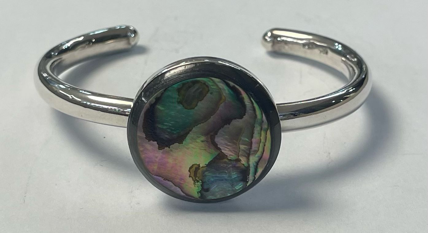 Sello de ley en el interior del brazalete con concha abulon en plata ley 925