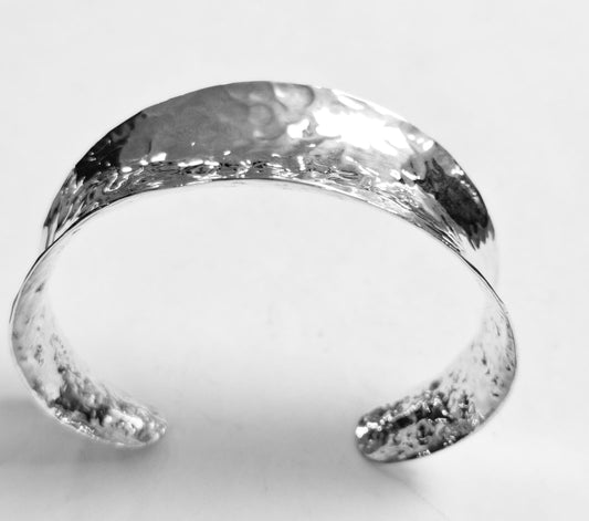 Sello de ley en el interior del brazalete martillado en plata ley 950