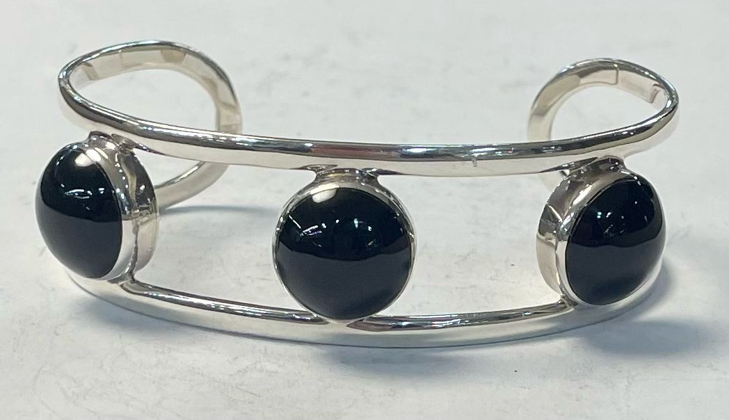 Sello de ley en el interior del brazalete con obsidiana en plata ley 925