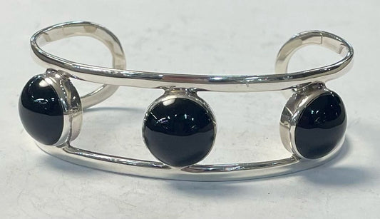Sello de ley en el interior del brazalete con obsidiana en plata ley 925