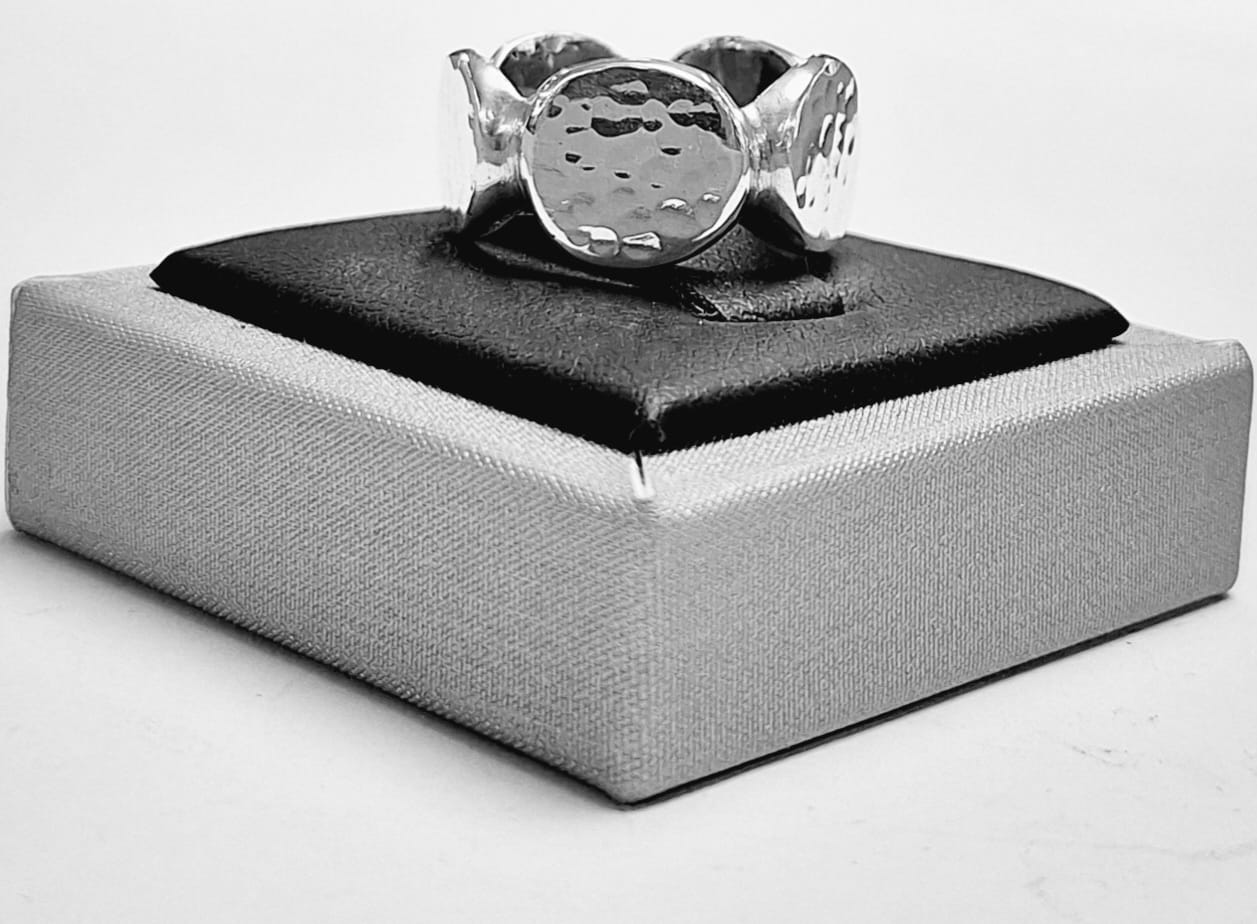 Anillo Martillado en Plata Ley 925, sello de autenticidad Plata Ley .925