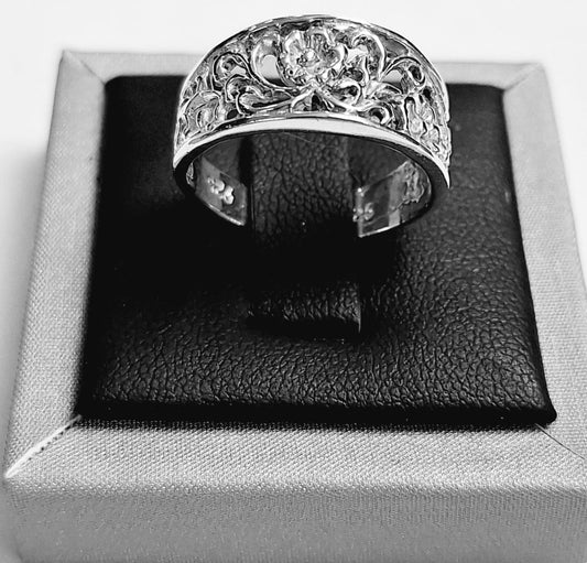 Sello de ley en el interior del anillo de flores en plata ley 925