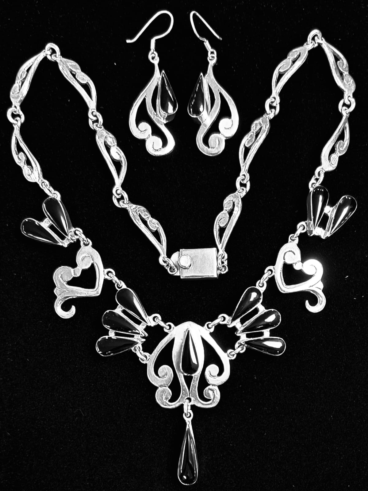 Sello de ley en el interior del collar con incrustaciones de piedra obsidiana en plata ley 925