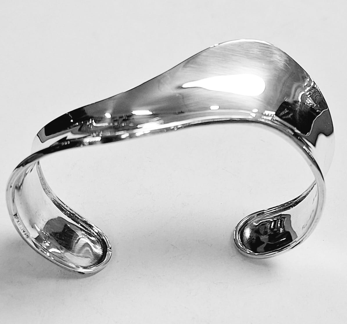 Sello de ley en el interior del brazalete en plata ley 925