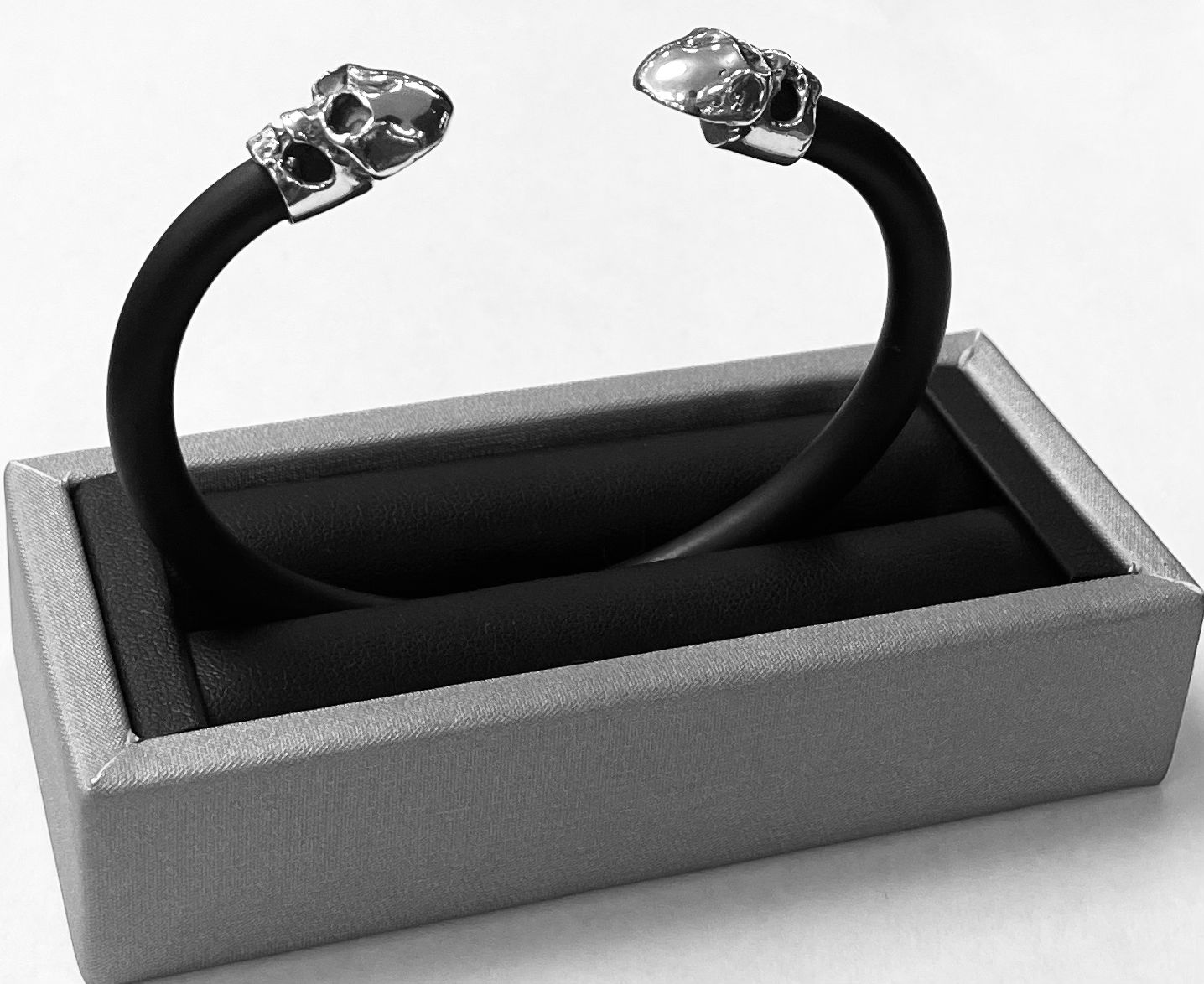 Brazalete en Plata Ley 925 con Caucho, sello de autenticidad Plata Ley .925