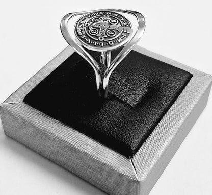 Anillo San Benito en Plata Ley 925, sello de autenticidad Plata Ley .925