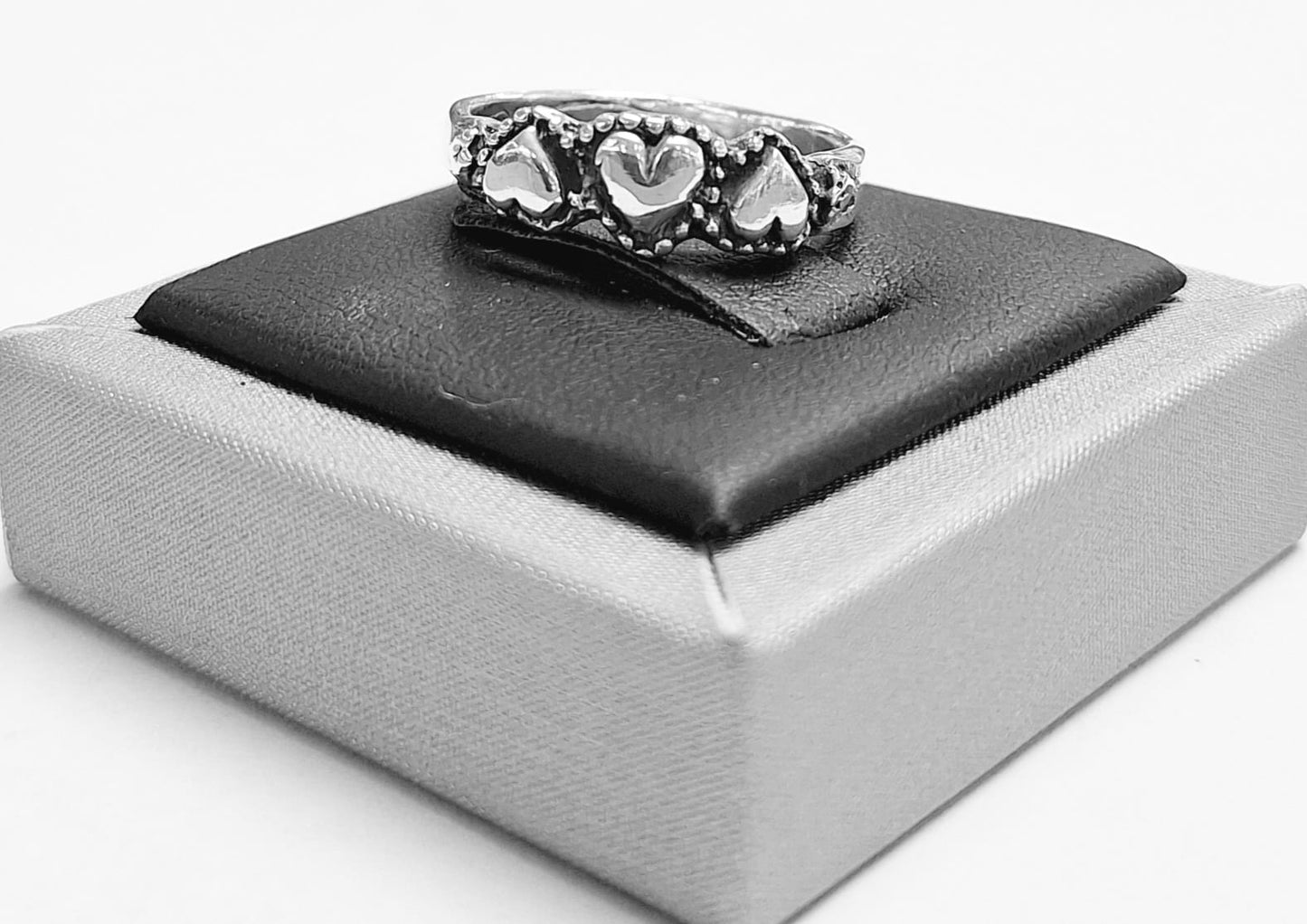 Anillo de Tres Corazones en Plata Ley 925, sello de autenticidad Plata Ley .925