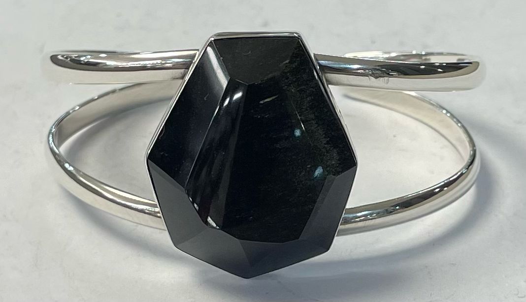 Sello de ley en el interior del brazalete con obxidiana en plata ley 950