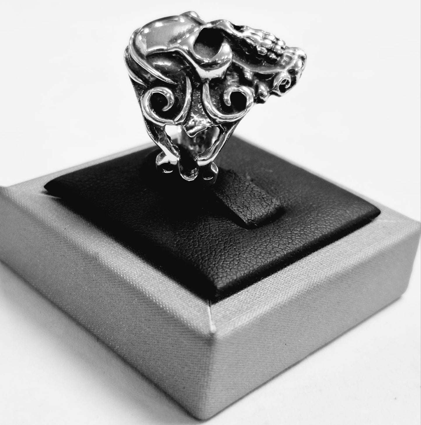 Anillo Calavera en Plata Ley 925, vista frontal