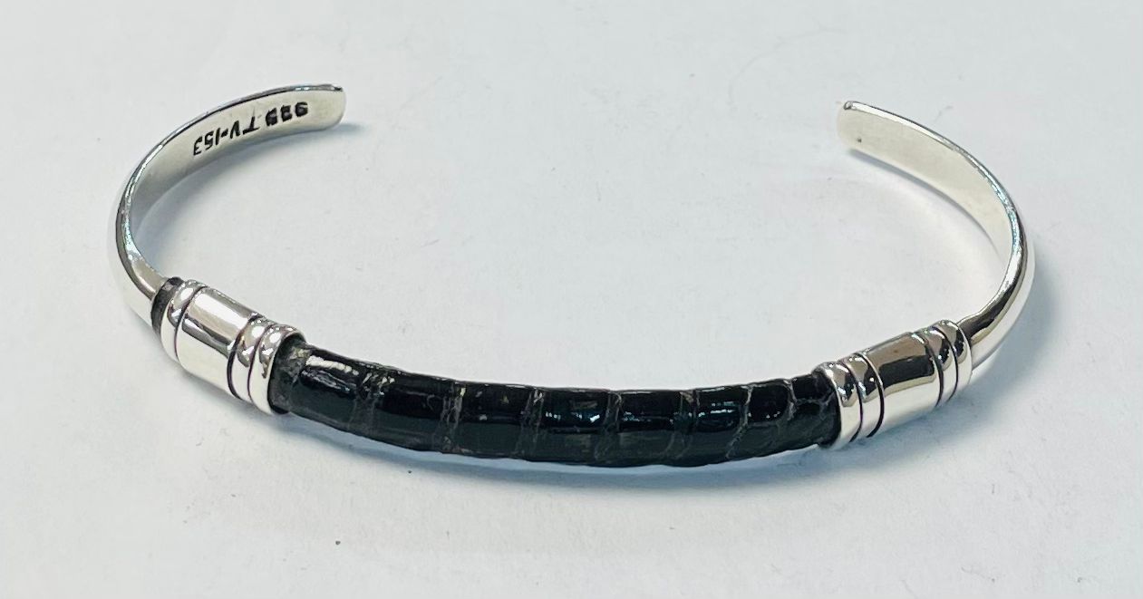 Sello de ley en el interior del brazalete en plata ley 925
