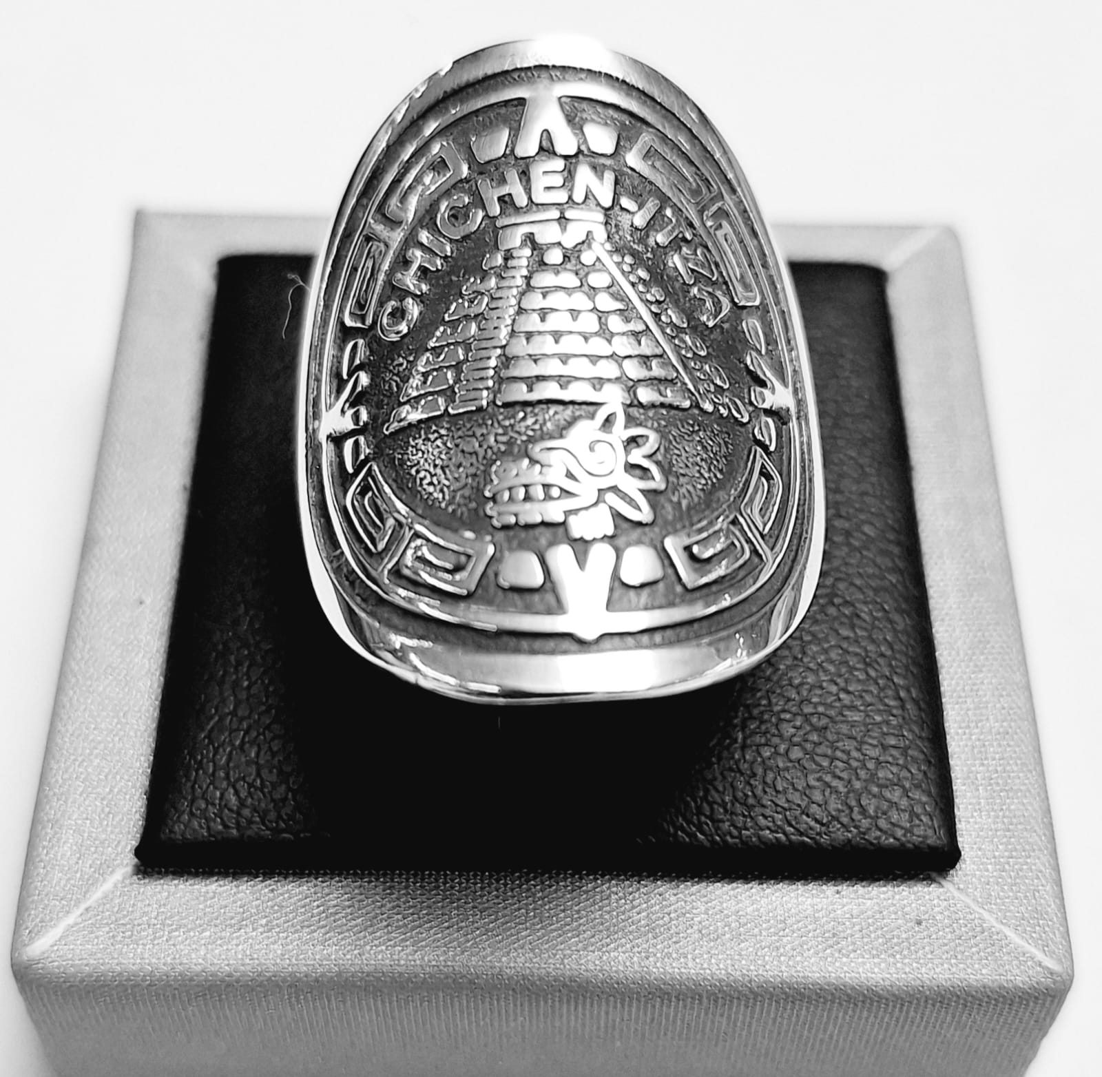 Anillo Piramide Chichen - Itza en Plata Ley 925, vista frontal