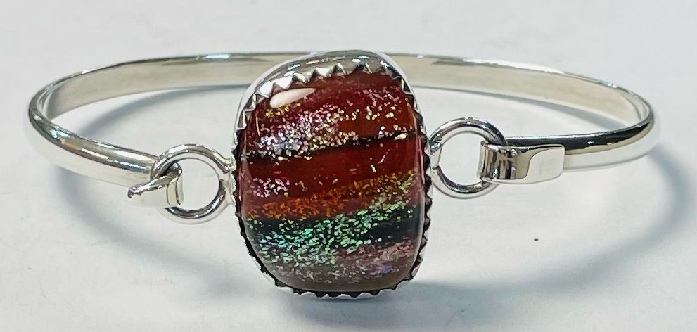 Sello de ley en el interior del brazalete con dicroico en plata ley 925