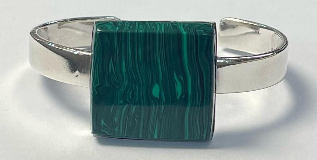Sello de ley en el interior del brazalete con malaquita en plata ley 925