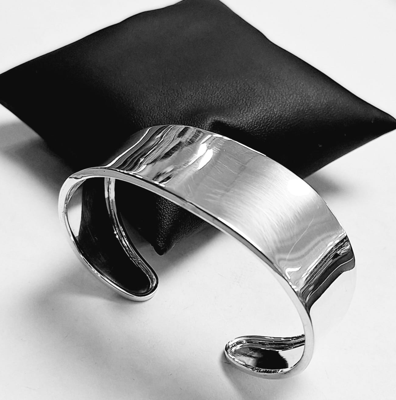 Brazalete en Plata Ley 925, sello de autenticidad Plata Ley .925
