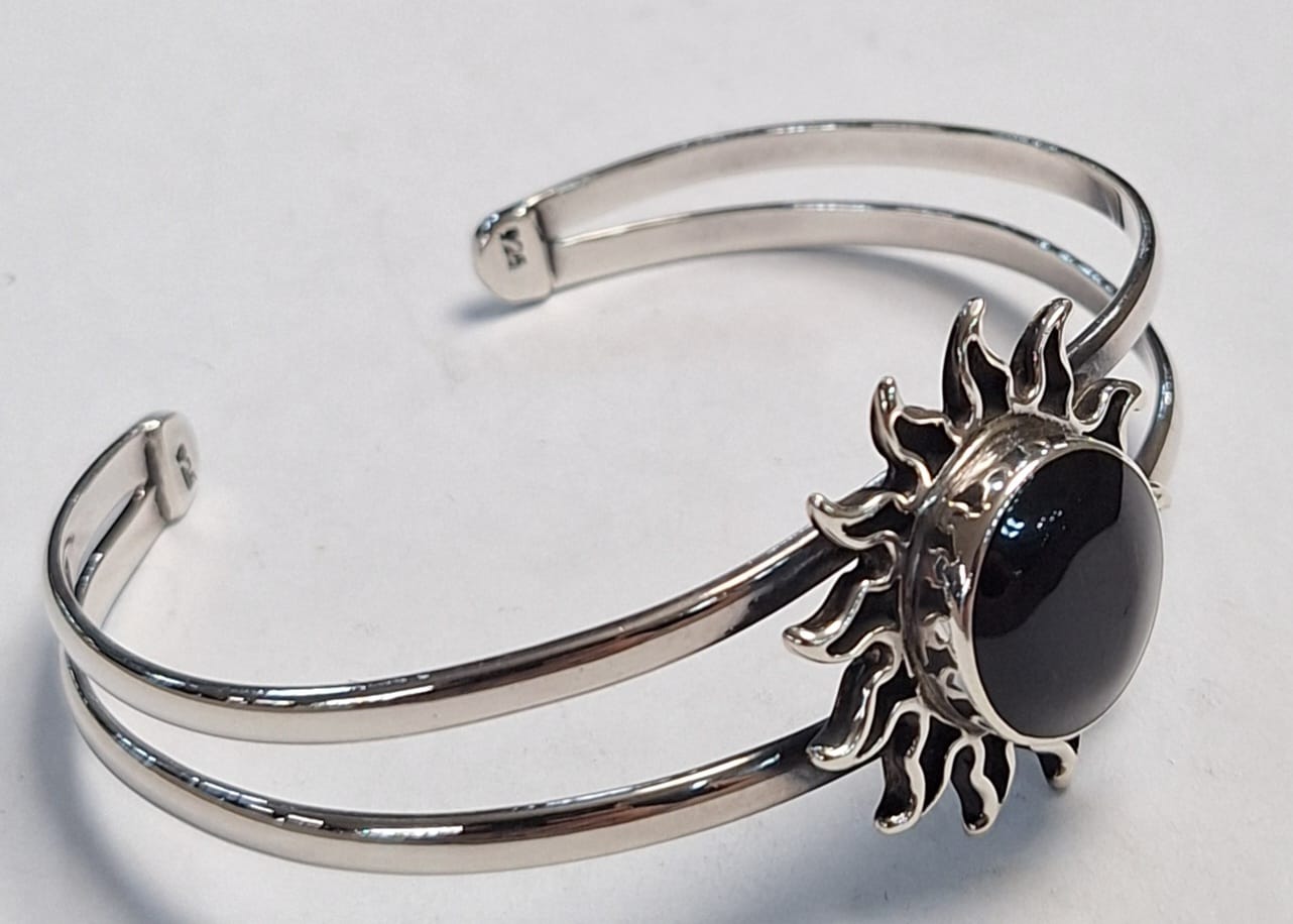 Sello de ley en el interior del brazalete con obsidiana en plata ley 925