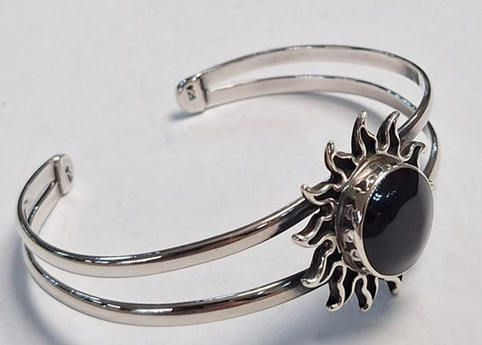 Sello de ley en el interior del brazalete con obsidiana en plata ley 925