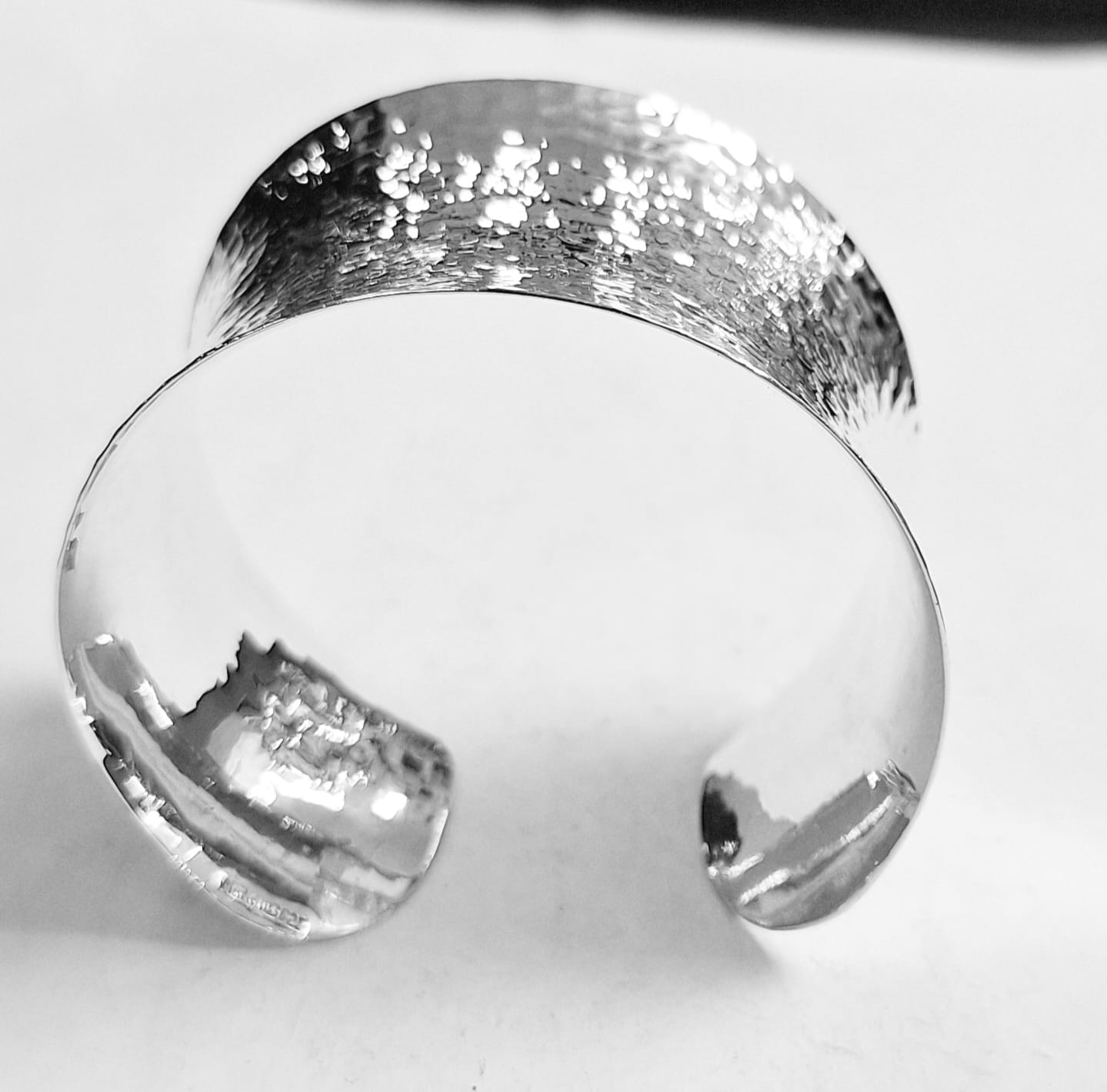 Brazalete Martillado en Plata Ley 925, sello de autenticidad Plata Ley .925