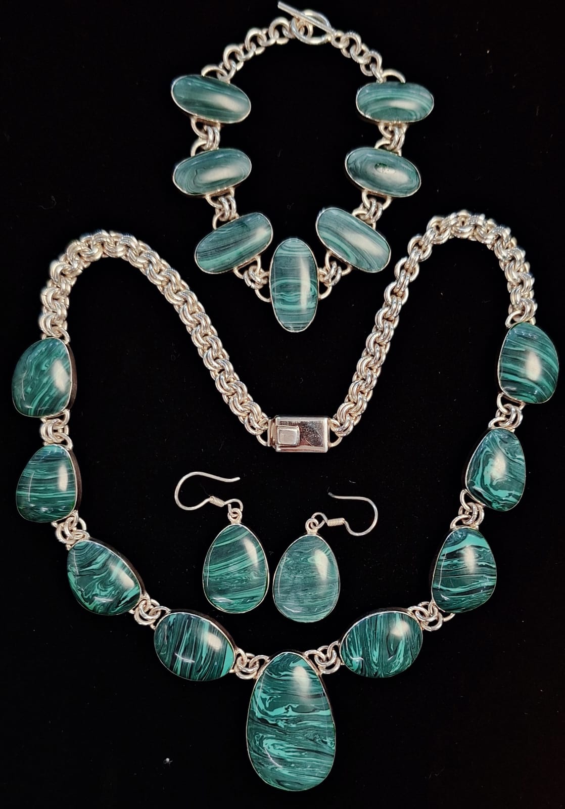 Sello de ley en el interior del set de collar con incrustaciones de malaquita en plata ley 950
