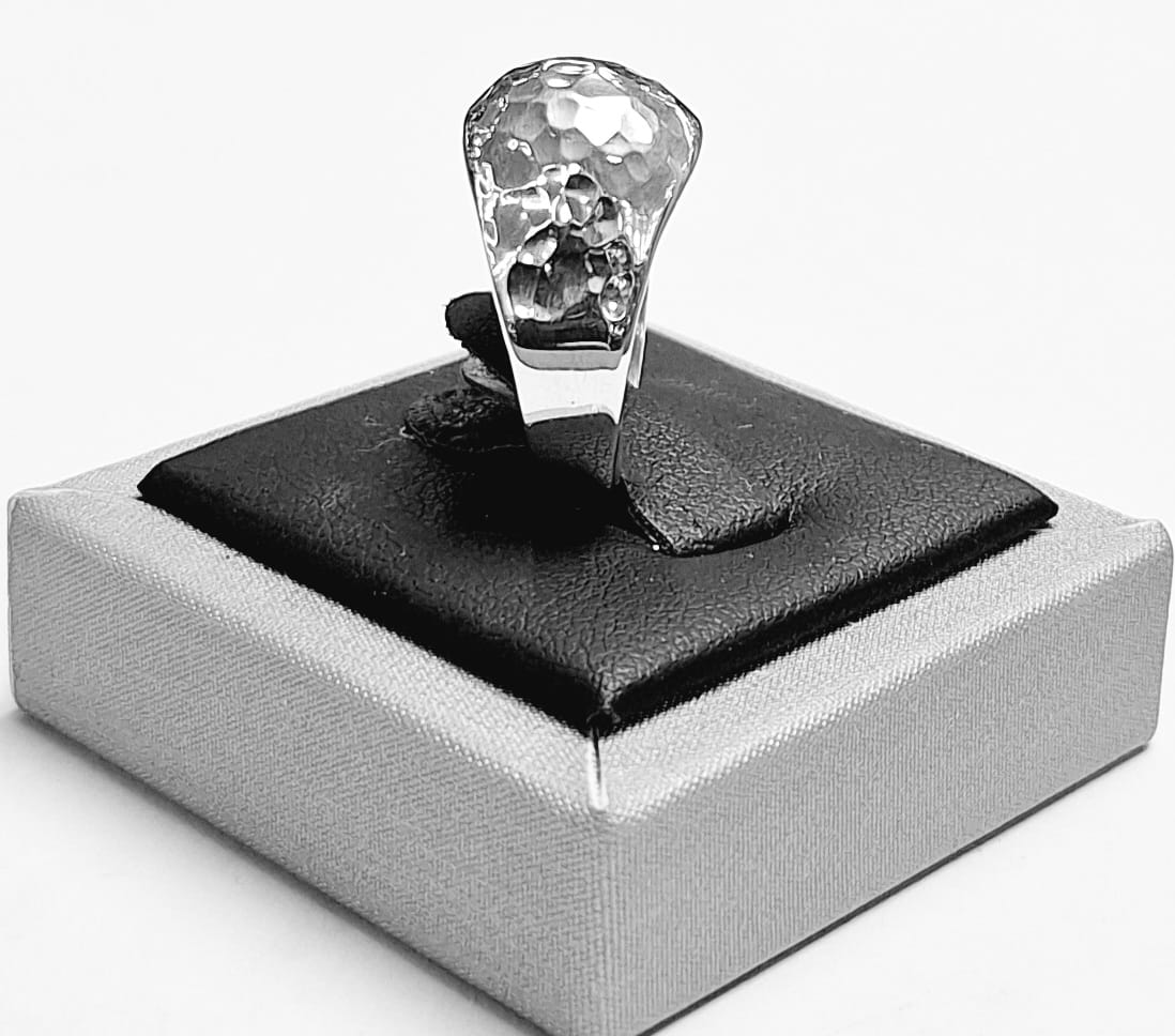 Anillo Martillado en Plata Ley 925, sello de autenticidad Plata Ley .925