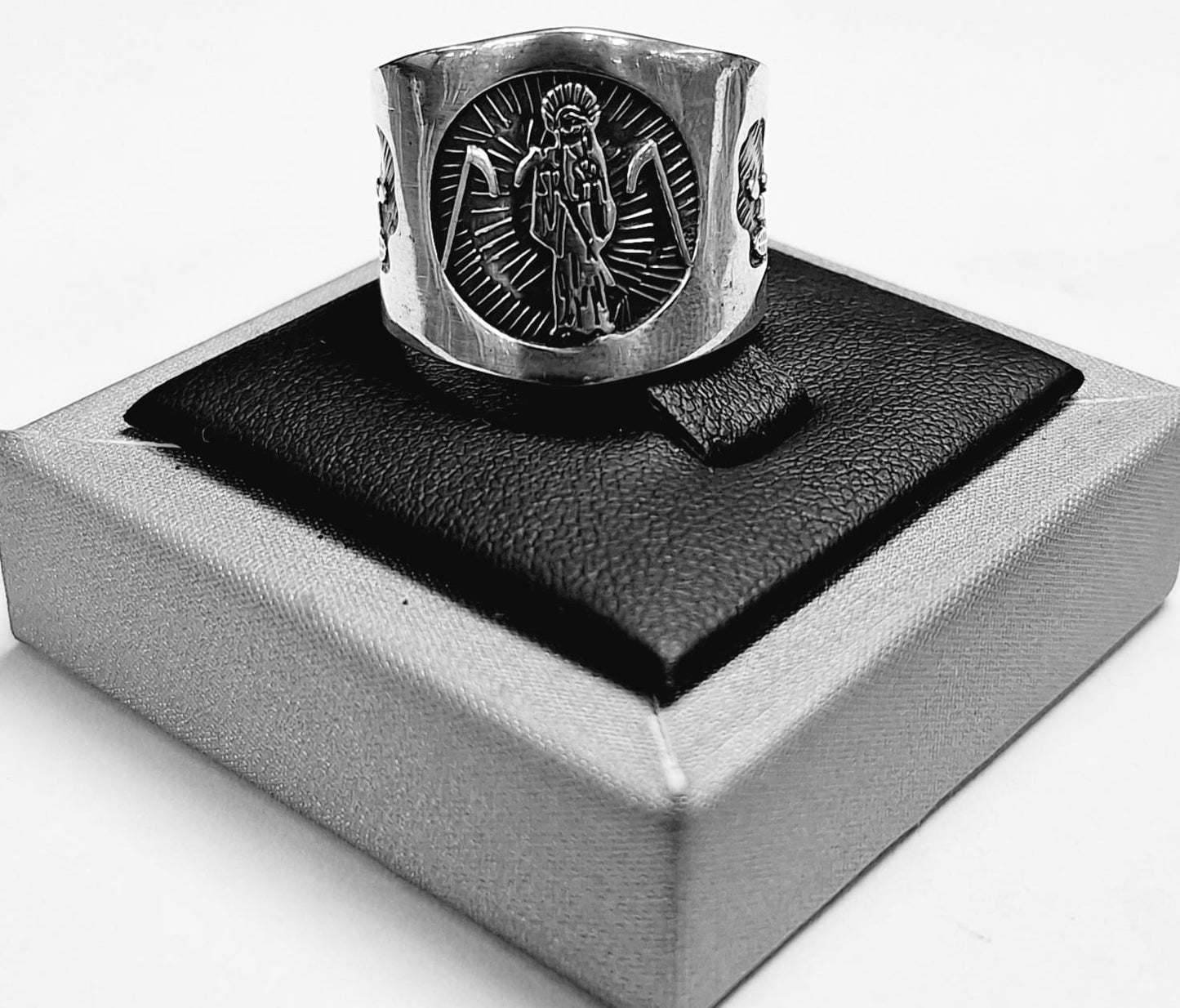 Sello de ley en el interior del anillo de la santa muerte en plata ley 925