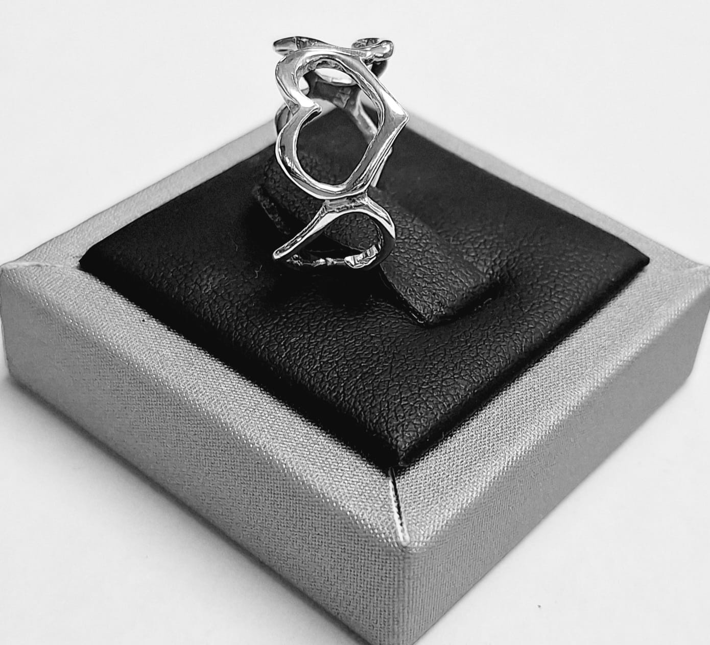 Anillo Calado de Corazones en Plata Ley 925, vista frontal
