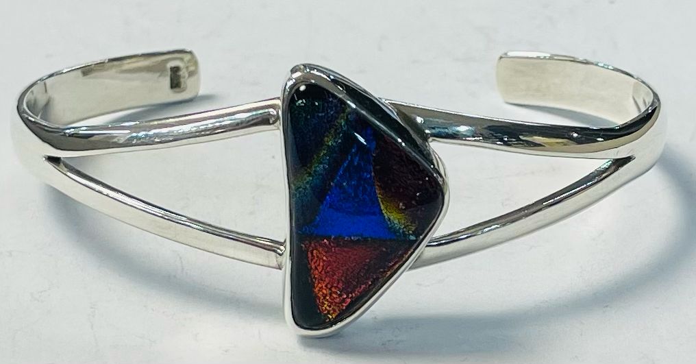 Sello de ley en el interior del brazalete con dicroico en plata ley 925