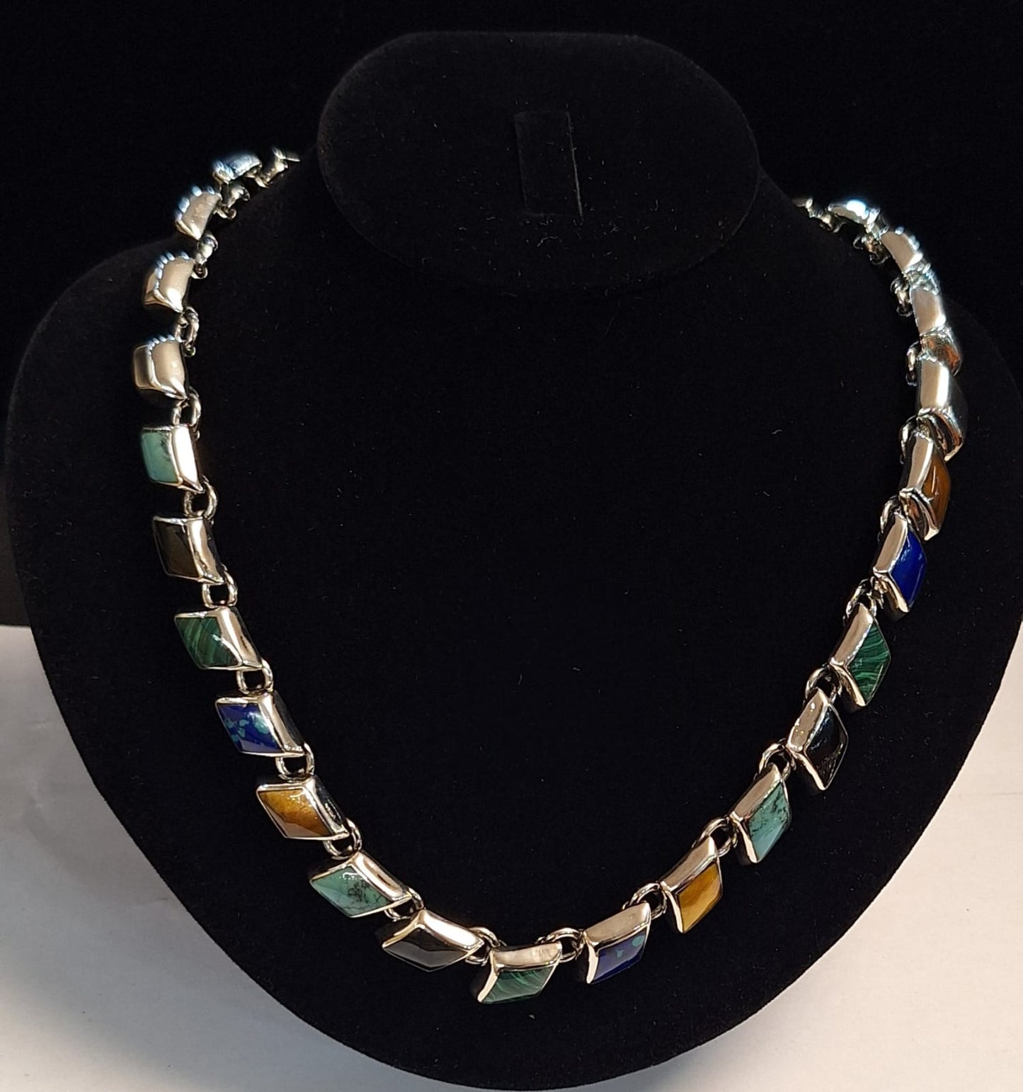 Collar con Incrustaciones de Piedra en Plata Ley 925, vista frontal
