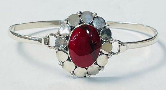 Sello de ley en el interior del brazalete con coral en plata ley 925