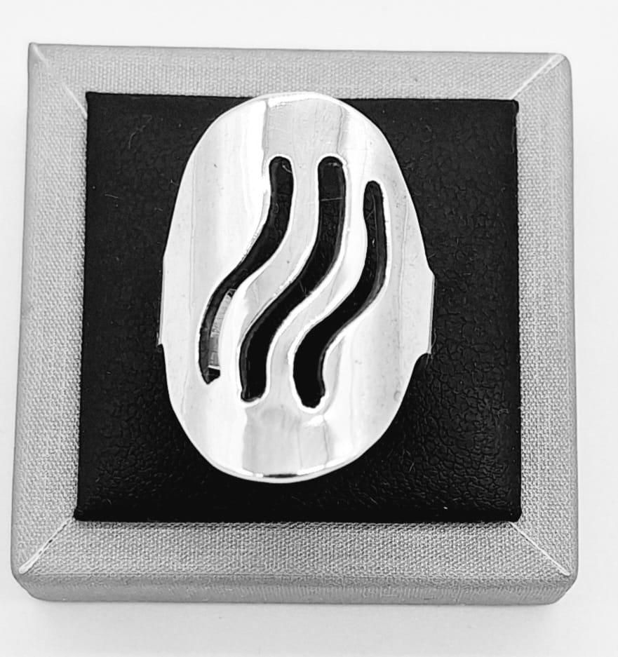 Sello de ley en el interior del anillo plata lisa 925.