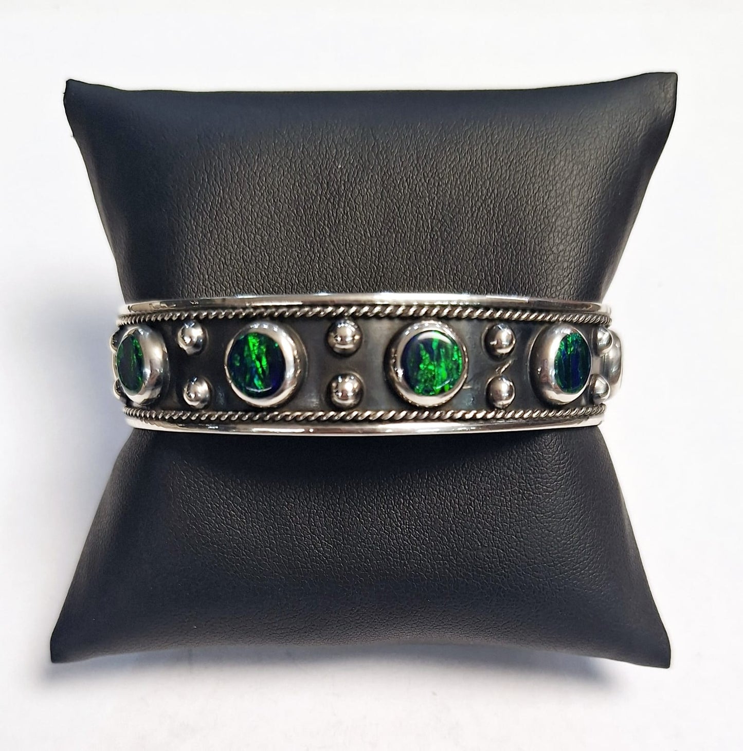 Sello de ley en el interior del brazalete con opalo en plata ley 925