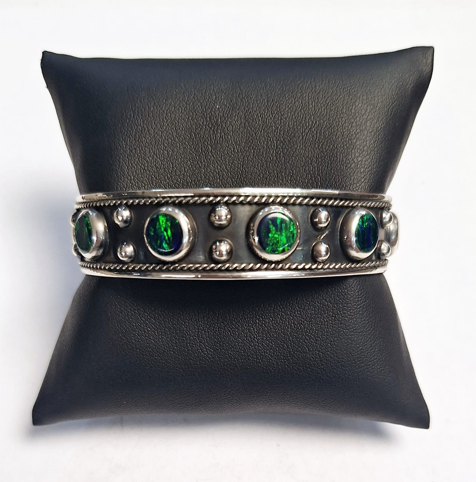 Sello de ley en el interior del brazalete con opalo en plata ley 925